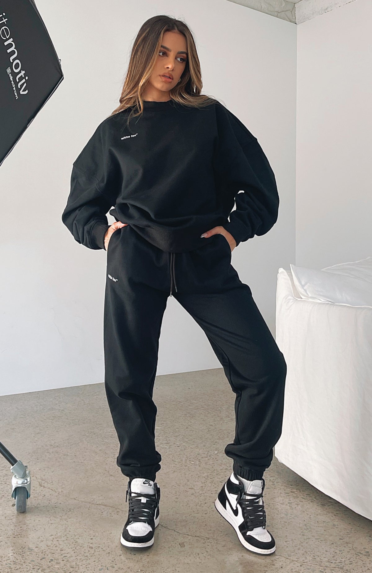Not An Issue Sweatpants Black - WHITE FOX
