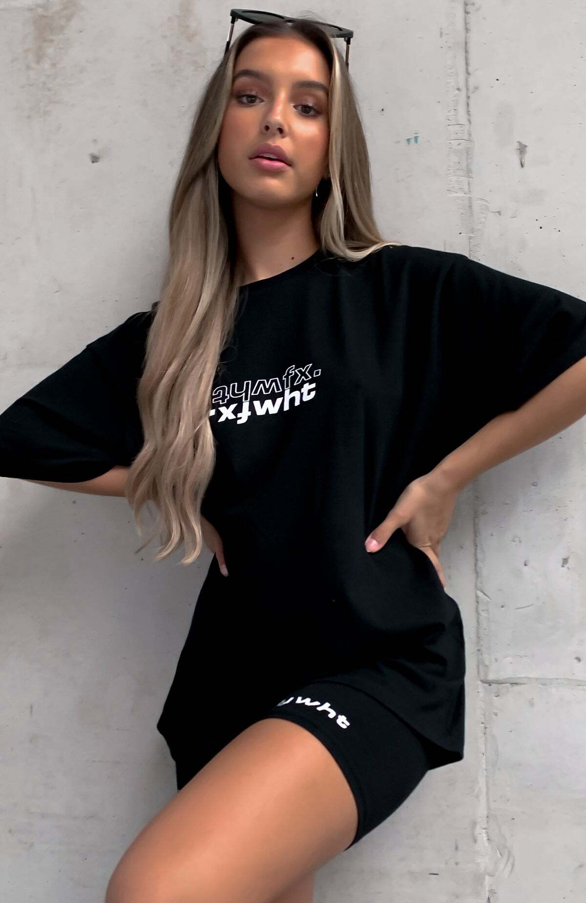 Catching Feelings Tee Black - WHITE FOX