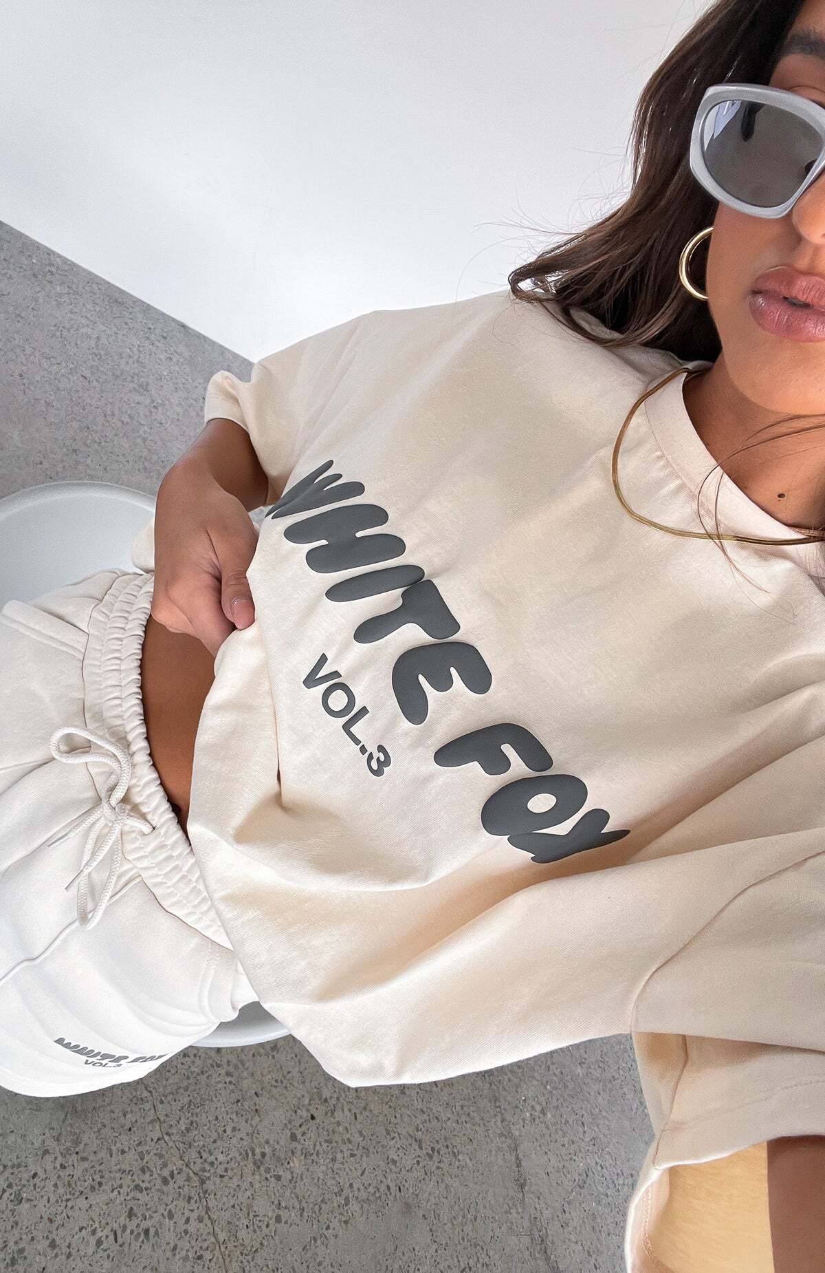 Offstage Oversized Tee Pebble - WHITE FOX