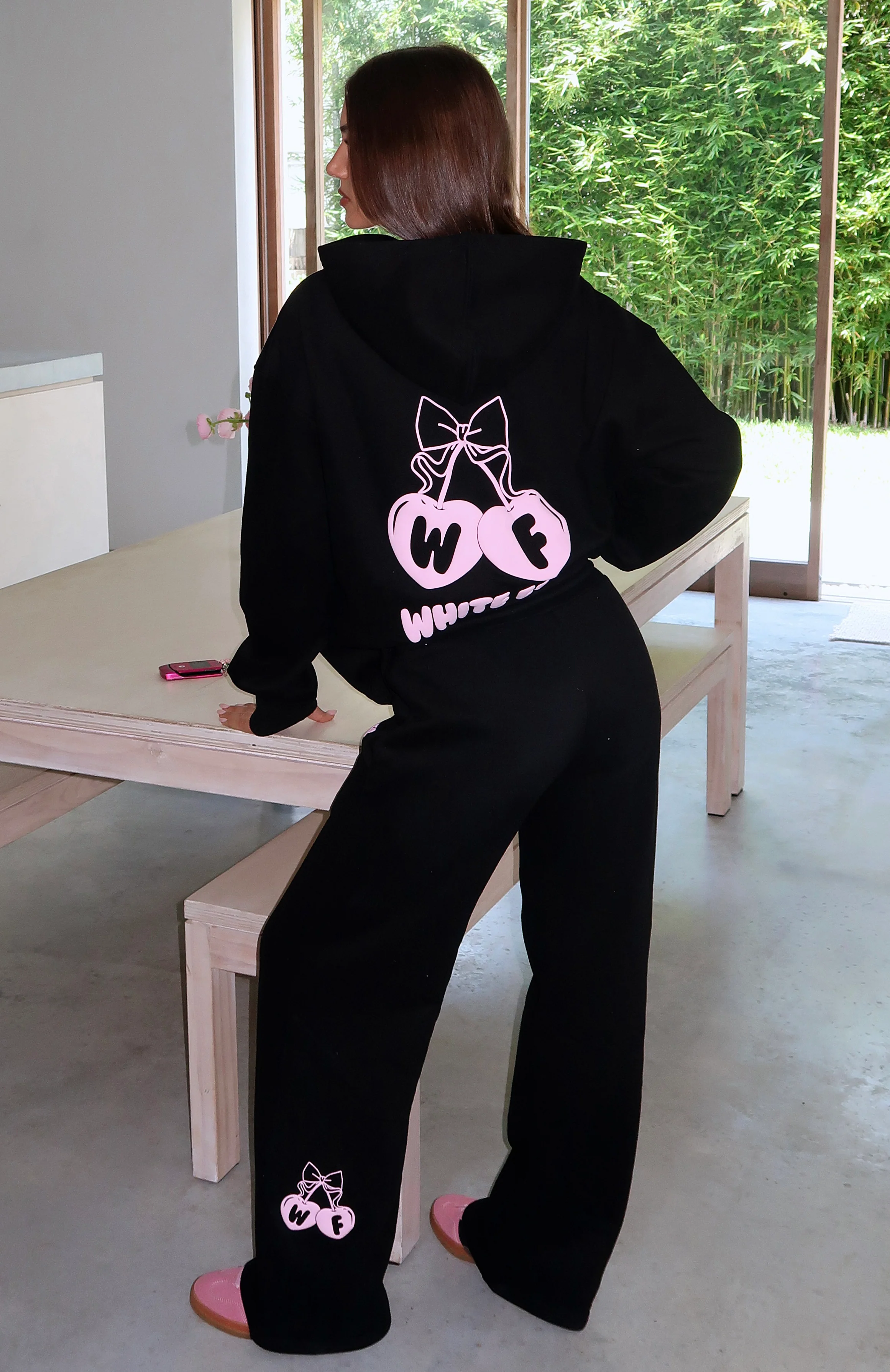 Feel The Love Wide Leg Sweatpants Black - WHITE FOX