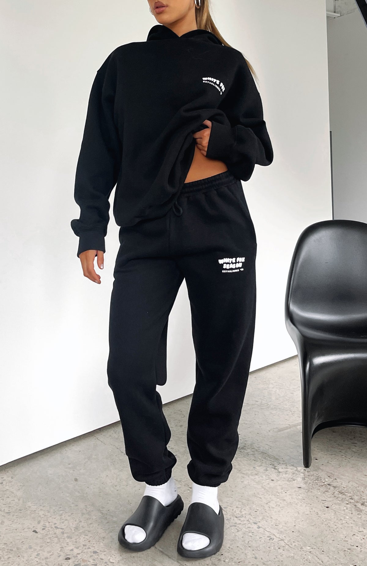 The Main Season Sweatpants Black - WHITE FOX